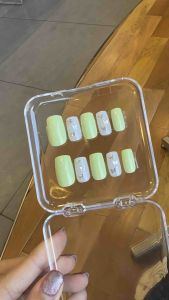 เล็บเจลน่ารักๆ เล็บปลอมสีเขียวพาสเทลสดใสแต่งกลิตเตอร์ผีเสื้อวิ้งค์ๆ