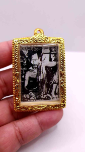 K028 เครื่องราง รูปถ่าย พ่อเที่ยง น่วมมานา ยันต์ 2 สี บ้านมีดี ปี 68 3.5x6 ซม. เลี่ยม กรอบทองไมครอน