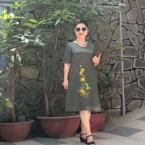 Đầm Trung Niên Vải Lụa Thượng Uyển Phủ Nhung Nhẹ Mát - Thêu Hoa Cúc Vàng Sang Trọng - Form Suông A Che Bụng.