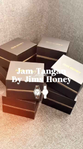 Jam kode jt8138 JIMSHONEY FREE BOX EXCLUSIVE Jam tangan cowok cewek couple bisa beli satuan\\n\\n Apa itu Jam Kode JT8138 JIMSHONEY?\\nJam kode jt8138 JIMSHONEY adalah jam tangan yang dirancang khusus untuk pasangan cowok dan cewek. Desainnya elegan dan modern, membuatnya ideal untuk berbagai kesempatan, mulai dari acara formal hingga santai. Jam tangan ini juga tersedia dalam versi satuan, sehingga Anda dapat membelinya secara individu.\\n\\n Desain Gaya Jam Tangan\\nJam kode jt8138 JIMSHONEY memiliki desain yang menarik dan modern. Jam tangan ini tersedia dalam berbagai warna dan gaya, yang membuatnya mudah untuk menemukan yang sesuai dengan selera Anda. Selain itu, jam tangan ini juga dilengkapi dengan fitur tambahan seperti tampilan digital dan penunjuk waktu analog, sehingga Anda dapat melihat waktu dengan mudah dan akurat.\\n\\n Keunggulan Jam Tangan JT8138 JIMSHONEY\\nJam kode jt8138 JIMSHONEY memiliki banyak keunggulan, seperti:\\n\\n- Desain elegan dan modern\\n- Tersedia dalam berbagai warna dan gaya\\n- Dilengkapi dengan fitur tambahan seperti tampilan digital dan penunjuk waktu analog\\n- Bisa dibeli satuan atau sebagai pasangan\\n\\n Bagaimana Memilih Jam Tangan Cowok Cewek Couple?\\nMemilih jam tangan cowok cewek couple dapat menjadi tantangan, tetapi ada beberapa hal yang perlu dipertimbangkan:\\n\\n Pertimbangkan Desain dan Gaya\\nDesain dan gaya jam tangan sangat penting dalam memilih jam tangan cowok cewek couple. Pastikan bahwa desain dan gaya jam tangan sesuai dengan selera Anda dan pasangan Anda. Anda juga dapat mempertimbangkan warna dan bahan jam tangan.\\n\\n Pilih Berdasarkan Kualitas dan Fungsi\\nKualitas dan fungsi jam tangan juga penting dalam memilih jam tangan cowok cewek couple. Pastikan bahwa jam tangan yang Anda pilih memiliki kualitas baik dan fungsi yang sesuai dengan kebutuhan Anda. Misalnya, jika Anda sering berolahraga, pastikan bahwa jam tangan yang Anda pilih tahan terhadap air dan gesekan.\\n\\n Bagaimana Cara Beli Jam Tangan JT8138 JIMSHONEY Satuan?\\nBerikut adalah langkah-langkah pembelian jam tangan JT8138 JIMSHONEY satuan:\\n\\n Langkah-langkah Pembelian\\n1. Kunjungi situs web resmi JIMSHONEY atau toko online lainnya yang menjual jam tangan JT8138 JIMSHONEY.\\n2. Pilih jam tangan JT8138 JIMSHONEY yang ingin Anda beli.\\n3. Masukkan jumlah jam tangan yang ingin Anda beli.\\n4. Lanjutkan ke proses pembayaran.\\n\\n Tips Memilih Penjual Terpercaya\\nUntuk memastikan bahwa Anda membeli jam tangan JT8138 JIMSHONEY dari penjual terpercaya, ikuti tips berikut:\\n\\n- Pilih penjual yang memiliki reputasi baik dan ulasan positif dari pelanggan lain.\\n- Periksa kredibilitas penjual dengan memeriksa informasi kontak dan alamat penjual.\\n- Pastikan bahwa penjual menawarkan layanan pelanggan yang baik.\\n\\n Keuntungan Membeli Jam Tangan JT8138 JIMSHONEY Free Box\\nMembeli jam tangan JT8138 JIMSHONEY free box memiliki beberapa keuntungan, antara lain:\\n\\n Hemat Biaya Pengiriman\\nDengan membeli jam tangan JT8138 JIMSHONEY free box, Anda dapat menghemat biaya pengiriman. Biasanya, penjual akan memberikan diskon pada biaya pengiriman jika Anda membeli jam tangan JT8138 JIMSHONEY dalam jumlah tertentu.\\n\\n Dapatkan Hadiah Menarik\\nSelain menghemat biaya pengiriman, Anda juga bisa mendapatkan hadiah menarik ketika membeli jam tangan JT8138 JIMSHONEY free box. Hadiah ini bisa berupa barang tambahan atau diskon pada pembelian berikutnya.\"