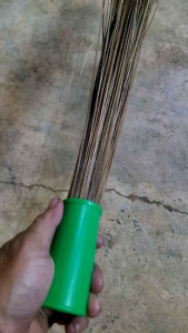 ไม้กวาดทางมะพร้าว ไม้กวาดแบบกำ  ไม้กวาดด้ามสั้น (1 อัน) ยาว 80-100 ซม. ไม้กวาดก้านมะพร้าวแบบกำ ไม้กวาดไม่มีด้าม