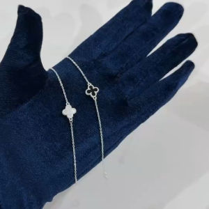 เงินแท้ 925/ สร้อยข้อมือเงินแท้ พร้อมจี้ใบโคลเวอร์สีขาว / สีดำ | BS1S0004 | BS1S0005