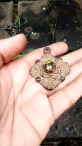 Liontin perunggu kuno motif bunga teratai