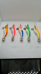 โยตกหมึก โยขนาด 3.0 เหมาะสำหรับตกหมึกหอมใหญ่ ใช้ได้ทั้งกลางวันและกลางคืน สีสวยงาม ค่ายโยซาริ หนัก 16 กรัม