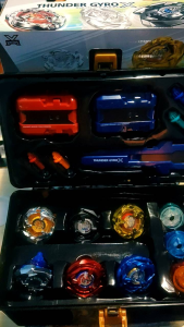 [พร้อมส่งในไทย]Burst Xd168-21c Spinning Top Toy Arrangement ชุด8พร้อมกล่องเก็บของที่ใช้งานได้จริงสีสุ่มสี คุณภาพดี