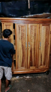 FURNITUR RUMAH TANGGA LEMARI PAKAIAN PINTU 4 FULL UKIRAN terbuat dari kayu jati