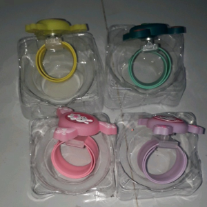 Một chiếc vòng quay đeo tay tinh dầu xã có đèn led bằng nhựa rất đẹp