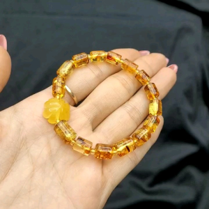 Vòng Lu Thống Hổ Phách Hoa Baltic Mix Cỏ 4 Lá Ta Tóc Vàng - Phong Thủy TUDO