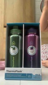 Hộp 2 bình giữ nhiệt THERMOFLASK STRAW AND SPOUT STAINLESS STELL INSULATED BOTTLE dung tích 946ml/bình kích thước 12.5 x 10.5 x 34.8cm chất liệu cao cấp giữ nóng 12h giữ lạnh 24h