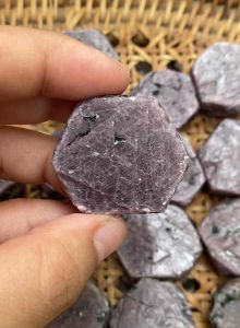 Ruby ทับทิมดิบ สวยมาก เป็นสัญลักษณ์ของมิตรภาพ ความรัก ความมีชีวิตชีวา การยกระดับจิตใจให้สูงขึ้น ช่วยให้จิตใจสงบสุข