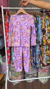 ชุดเด็ก ชุดใส่นอน ชุดใส่เล่น เด็กหญิงเด็กชาย ลายหมูเด้ง ผ้านิ่มๆสีสดสีไม่ตกบางเบาใส่สบาย แขนยาว+ขายาว(ย+ย)หมูเด้งขวดนม