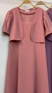 ชุดเดรสผ้ายืดวูลเวฟทั้งชุดนะคะ   เสื้อคลุมเย็บติดกับชุดเดรส กระโปรงทรงย้วยค่ะ  รอบอก40-48 นิ้ว