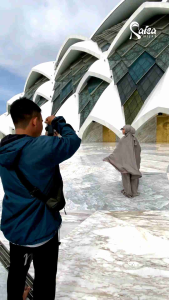 Mukena Syari Nura Dagu Tertutup Satin Santorini Buatan Raisa