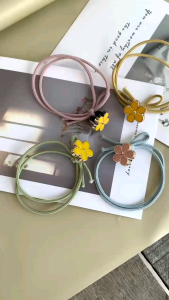 Ikat Rambut Lucu Motif Bunga Kecil Estetik / Karet Rambut Wanita Simple Lucu Aesthetic