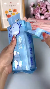 [64 lembar tisu basah] ￼Tisu Basah Travel Mini Karakter Lucu Isi 8 Tisu Basah Kemasan Kecil Tisue Basah Travel Praktis portable tissue non alkohol 1 pack isi 8 mini wet wipes