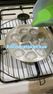Rosita Cetakan Kue Cubit Kerang 12 Lubang dan Tutup Gratis Sutil Kue