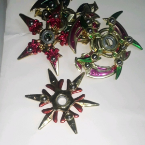 Con quay ngón tay Naruto bằng nhựa và kim loại kích thước lớn đường kính 13 đến 15cm