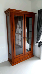 ตู้โชว์ไม้จริงยางพารา 126 CM ชั้นกระจก ไม่มีไฟ