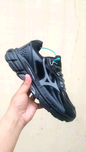 MIZUNO HALLO MIX SEPATU VOLLY PRIA ALL BLACK