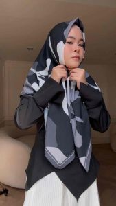 ผ้าคลุม Flower talks Signatue (Premium matte silk nano) เนื้อนุ่ม เบา สบายลวดลาย ดอกไม้แนว modern Size 115x115cm [N Able Style]