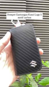 Dompet STNK Gantungan Kunci Mobil Logo Suzuki Motif Carbon
