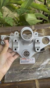 SEGITIGA ATAS RXKING RX KING NEW ORIGINAL YAMAHA\\nSEGITIGA SEGI TIGA STANG ATAS RX RXK RX KING RXKING NEW\\n\\n Apa Itu Segitiga Atas RX King?\\n\\nSegitiga atas RX King adalah aksesoris motor RX King yang berfungsi sebagai tambahan pada stang motor. Desain segitiga asli yang dirancang oleh Yamaha memberikan penampilan yang lebih sporty dan modern pada motor RX King. Selain itu, segitiga atas RX King juga memiliki fungsi untuk meningkatkan kenyamanan pengendara saat mengendarai motor.\\n\\n Mengapa Anda Membutuhkan Segitiga Atas RX King?\\n\\nAda beberapa manfaat dan keunggulan dari segitiga atas RX King yang perlu Anda ketahui:\\n\\n Manfaat Segitiga Atas RX King\\n\\n1. Memberikan penampilan yang lebih sporty dan modern pada motor RX King.\\n2. Meningkatkan kenyamanan pengendara saat mengendarai motor.\\n3. Menambah nilai estetika pada motor RX King.\\n\\n Keunggulan Segitiga Atas RX King\\n\\n1. Terbuat dari bahan berkualitas tinggi yang tahan lama.\\n2. Desain ergonomis yang memudahkan pengendara dalam mengontrol motor.\\n3. Kompatibel dengan berbagai jenis motor RX King.\\n\\n Cara Memilih Segitiga Atas RX King yang Tepat\\n\\nUntuk memilih segitiga atas RX King yang tepat, ada beberapa hal yang perlu Anda pertimbangkan:\\n\\n Pertimbangkan Desain Segitiga Atas RX King\\n\\nPilihlah segitiga atas RX King yang memiliki desain yang sesuai dengan preferensi Anda. Pastikan bahwa desain segitiga atas RX King yang dipilih tidak mengganggu pengendaraan motor.\\n\\n Pilih Material Segitiga Atas RX King\\n\\nPilihlah segitiga atas RX King yang terbuat dari bahan berkualitas tinggi. Beberapa bahan yang biasanya digunakan untuk membuat segitiga atas RX King antara lain stainless steel, aluminium, dan plastik.\\n\\n Cara Pasang Segitiga Atas RX King\\n\\nBerikut ini adalah langkah-langkah untuk memasang segitiga atas RX King:\\n\\n Persiapan Sebelum Memasang Segitiga Atas RX King\\n\\nSebelum memasang segitiga atas RX King, pastikan bahwa motor RX King Anda sudah dalam kondisi yang baik dan tidak ada bagian yang rusak. Selain itu, persiapkan alat-alat yang diperlukan seperti obeng, kunci inggris, dan lain-lain.\\n\\n Langkah-langkah Memasang Segitiga Atas RX King\\n\\n1. Cabut stang motor RX King.\\n2. Pasang segitiga atas RX King pada stang motor RX King.\\n3. Kencangkan segitiga atas RX King dengan menggunakan kunci inggris.\\n4. Pasang kembali stang motor RX King.\\n\\n Tips Merawat Segitiga Atas RX King\\n\\nBerikut ini adalah beberapa tips untuk merawat segitiga atas RX King:\\n\\n Cara Membersihkan Segitiga Atas RX King\\n\\nMembersihkan segitiga atas RX King sangat penting untuk menjaga kebersihan dan keawetan segitiga atas RX King. Anda bisa membersihkan segitiga atas RX King dengan menggunakan air bersih dan kain lembut.\\n\\n Cara Melindungi Segitiga Atas RX King dari Kerusakan\\n\\nUntuk melindungi segitiga atas RX King dari kerusakan, pastikan bahwa motor RX King Anda tidak mengalami benturan keras atau jatuh. Selain itu, hindari penggunaan segitiga atas RX King yang tidak sesuai dengan standar keamanan.\n}