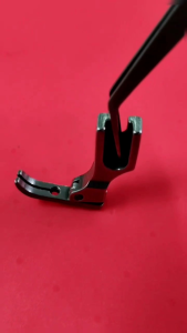 ( GRADE AA P363 ) Sepatu Jahit Resleting Sisi Tengah / preeser foot Sleting mesin jahit jarum 1 high speed industri / Zipper Rotan M.J.M-13727