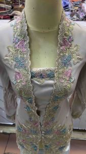 Atasan Kebaya Encim Bordir Bunga: Kebaya Wanita Modern & Acara Formal