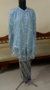 Set Kebaya Biru: Desain Elegan untuk Acara Penting