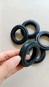 5pc KARET TUTIP ABU DEBU ATAU BIIT MASTER MITSHUBTSHI FUSO/RYNO BELAKANG