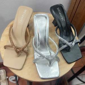 Guốc kẹp xỏ ngón cao 7 phân dây đá xinh mẫu mới TLCG90