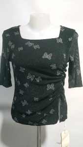 เสื้อคอเหลี่ยม ชายเสื้อแต่งแหวก รูดย่น ผ้ายืดสะดุ้ง สีดำ ลายผีเสื้อประกายเงินระยิบระยับ  อก 32 ยืดได้ถึง 36 นิ้ว ความยาวเสื้อ 21 นิ้ว รหัส D182