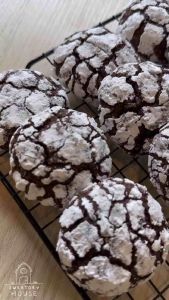 Chocolate Crinkle Cookies Set เซตคุกกี้ช็อกโกแลต หน้าแตก: ชุดของข้างเคลื่อนที่ด้วยเซตคุกกี้ช็อกโกแลต