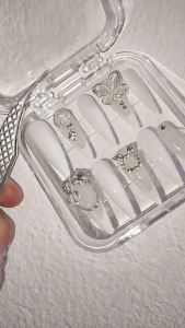 NAIL BOX TRẮNG ĐÍNH ĐÁ-CHARM mã A011