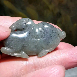 Hetian Pebble Nephrite Qinghua with raw "Jade Skin" and pores kept hand carved ancient style Tang Dynasty Horse pendant (with certificate) [Natural Crystal] 和田玉籽玉青花天然黄沁皮带毛孔全手工雕刻古式唐马吊坠(带证书)