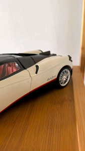 Pagani Huayra Dinastia Die-Cast 1/18 1:18 Scale Pullback Car Alloy Sports Car Vehicle Model Diecast Alloy Car Model Collection