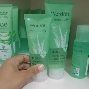 Wardah Nature Daily Aloe Hydramild Facial Wash - Gel pembersih wajah