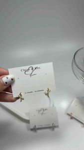 Claire&Kos - ต่างหูห่วงโบว์คริสตัล cz สลับเรียบ 1 cm.