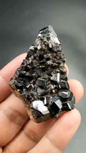 🖤 แบลค การ์เน็ต บนฐานหิน ผลึกซ้อนกันจำนวนมาก ทรงเหลี่ยมสวยมากๆ จากธรรมชาติ  / ขนาด 54.5 กรัม  ( Black Garnet ) 54.5 g.  โกเมนสีดำ ก้อนธรรมชาติ สวยแปลก เหมาะสำหรับนักสะสมเป็นอย่างยิ่ง  🌸