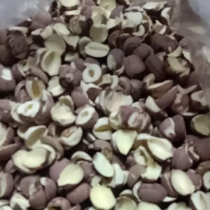 เม็ดบัวไทยผ่าซีก 1 ก.ก. 260 บาท