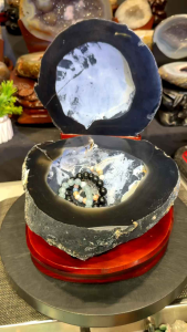 XXL Treasure agate bowl jewelry box 天然黑玛瑙聚宝盆 10kg 大颗黑玛瑙 全玛瑙体 摆放化煞档煞位置功效非常好 洞口宽又深 12cm琉璃大元宝都能放 整体高: 33cm 玛瑙宽: 25.5cm 底座宽: 27cm 重: 10kg 洞口宽: 15cm 深: 5cm