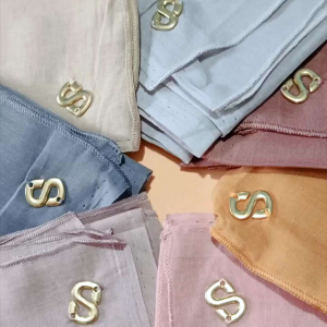Hijab Segiempat Premium Umama Scarves Bahan Paris Posh Metal Logo