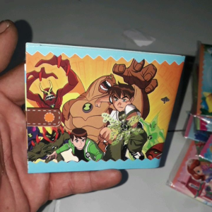 Một chiếc bóp bằng giấy bóng cứng có nhiều mẫu khác nhau