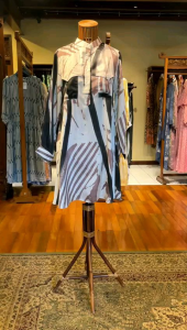 Nino Tunik by Dian Pelangi LIMITED EDITION Blouse Baju Atasan Kemeja Blus Kerja Kantor Casual Formal Pesta Pernikahan Kondangan Wanita Cantik Anggun Modis Modern Simple Elegan Mewah Model Korea Terbaru Motif Batik Abstrak Hand Made Kekinian