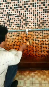 Pembersih kerak porselen keramik kamar mandi