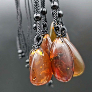 จี้อำพันแท้  อำพันพม่า ร้อยเชือกสร้อยคอ