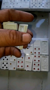 Bộ Cờ Domino bằng nhựa màu trắng kích thước dài 42mm x ngang 21mm và dày 6mm