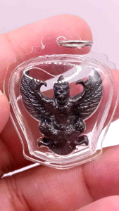 K660 จี้พระ พญาครุฑ ปลุกเสก หลวงปู่เส็ง วัดบางนา สีดำ ขนาด 2.5X3.5 ซม. เลี่ยม กรอบพระ พลาสติก กันน้ำ