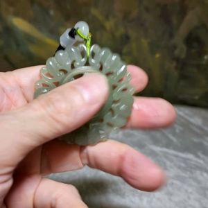 Premium Nephrite light green hollowed out carved on both sides 5 Bats & Longevity (寿) Jade pendant (with certificate) 优质和田玉淡绿镂空双面刻五福(蝙蝠)小篆体"寿"字吊坠(带证书)