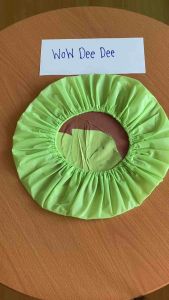 (งานผลิตในไทย) หมวกพลาสติกคลุมผมพิมพ์ลายการ์ตูน จำนวน 1 ใบ ขนานใบใหญ่ (L) เส้นผ่านศูนย์กลาง 12 นิ้ว